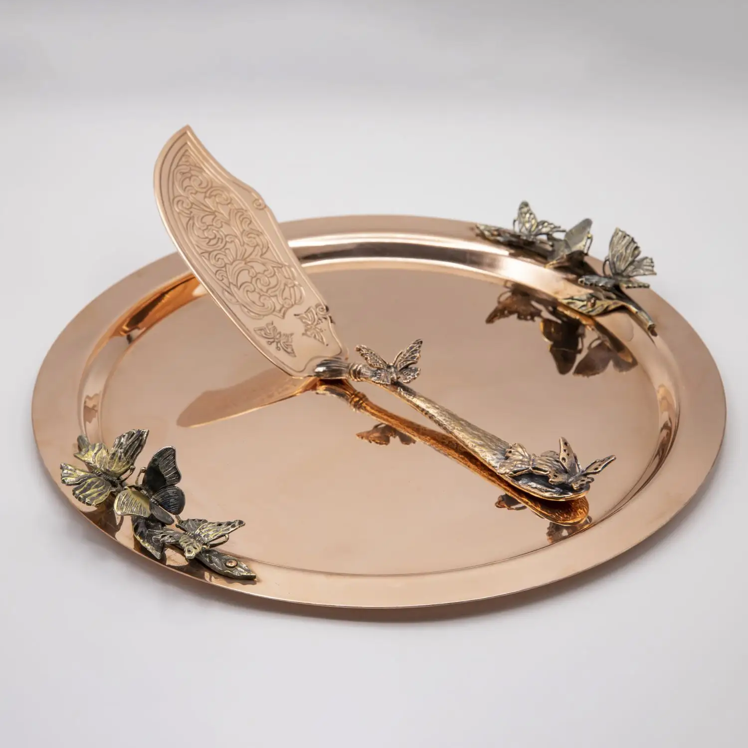 Поднос декоративный круглый с накладками "Бабочки" медный